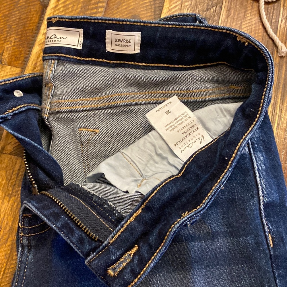 Buckle Womens jeans... never worn but no tags